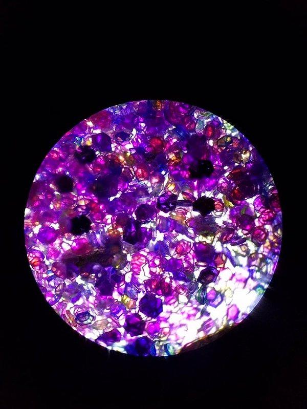 3. Bu görüntü mor mücevherlerle dolu bir kaseye ait değil, bu görüntü simleri mikroskop altında inceleyince ortaya çıkıyor.