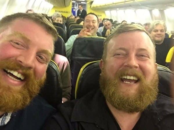 1. Bu çifte yaratılmışlar uçakta yan yana oturunca birbirini bulmuş.
