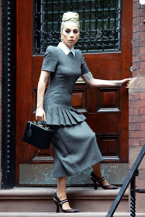 Певица просто поразила всех своим на этот раз "строгим" образом!