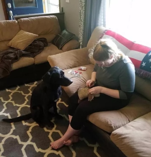 7. Эта мама, которая снова и снова сшивает вместе любимую игрушку своей собачки)