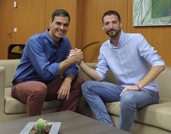 4. Как видите, с ростом у политика проблем нет - целый метр девяносто!