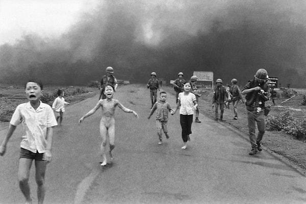 Aşağıda yer alan fotoğraf savaşın simgelerinden birisi haline gelmiştir. ABD'nin yerli halk Vietkonglar'a karşı gösterdiği acımasızlık ve vahşetler durmak bilmiyordu.