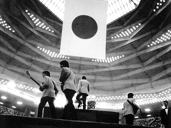 17. The Beatles Japonya'da sahneye çıkarken, 1966...