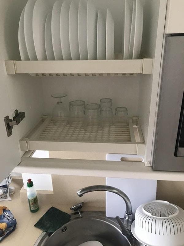 1. Bu mutfak dolabı ıslak bulaşıklarınızı kuruturken akan suyun yalnızca lavaboya gitmesini sağlıyor.