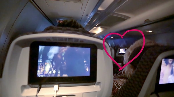 1. Посматривать на экран соседа в самолете и абсолютно игнорировать свой. Черт, что он там такое интересное смотрит?!