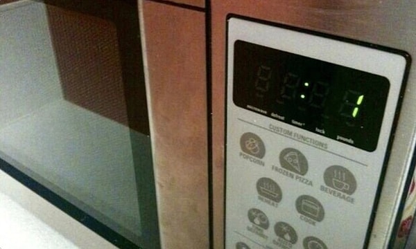 8. Выключить микроволновку за 1 секунду до того, как она начнет пикать, и почувствовать себя спасителем вселенной или сапером, который успел обезвредить взрывное устройство в последний момент.