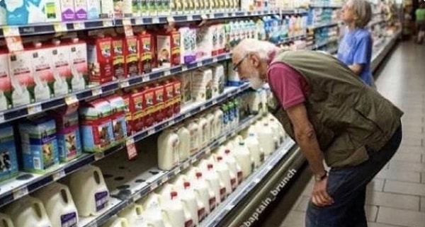 14. Притворяться, что выбираете молоко, когда другой покупатель рассматривает йогурт, который вы вообще-то хотите купить на самом деле.