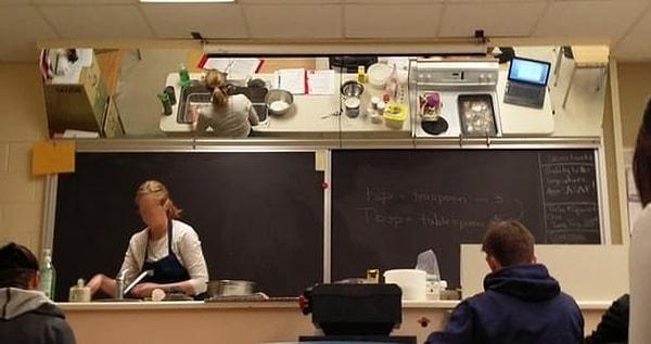 7. Aşçılık dersi için kullanılan bu mutfağın tavanında ayna var, bu şekilde öğrenciler öğretmenin her adımını gözlemleyebiliyorlar.
