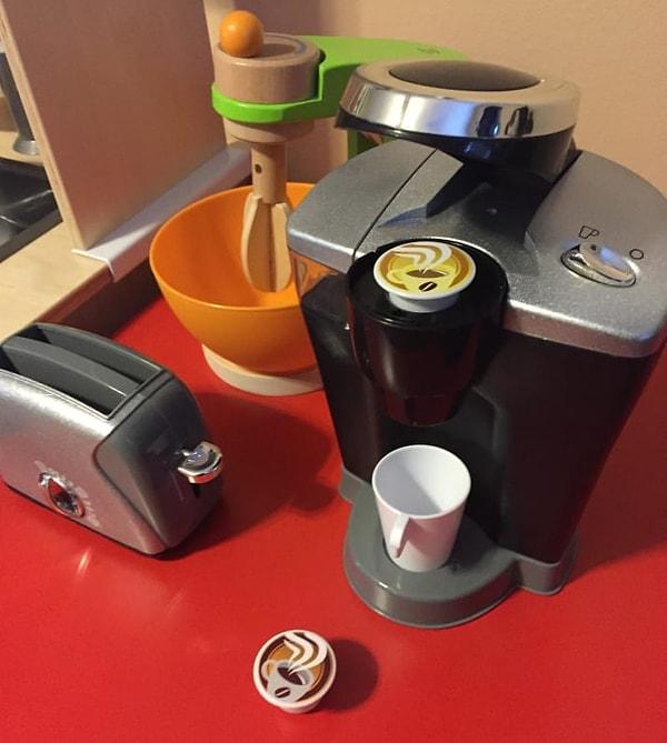 15. Son olarak, çocuklar için üretilen bu mutfak setinin kahve makinesi var çünkü yıl olmuş 2018...