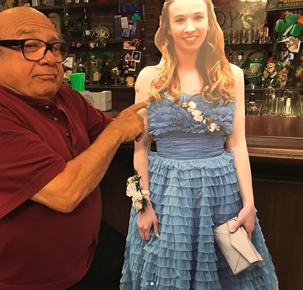 На снимке актер сидит в баре с картонной копией Клосс.