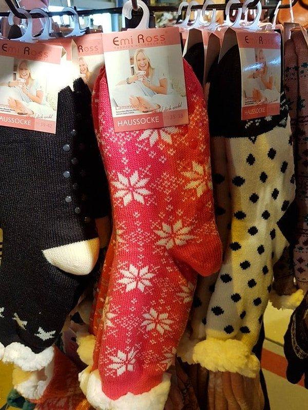 19. Kalın çoraplar için normal bir vitrine benziyor değil mi? Çorap paketindeki kadının ayakları neden çıplak peki?