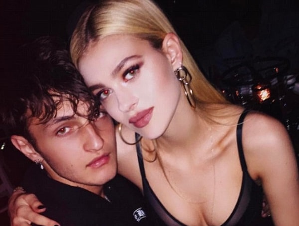 7. Позже источники подтвердили, что парочка рассталась в середине мая...