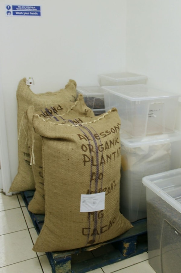 11. Когда бобы просохнут, их складывают в грубые льняные мешки и транспортируют изготовителям шоколада по всему миру