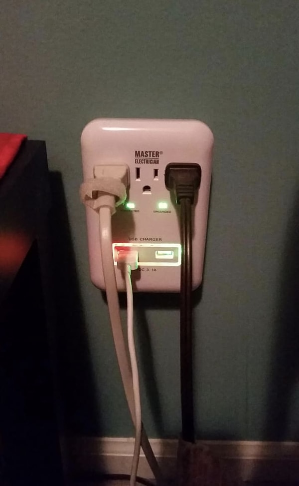 7. Розетка с USB-портом, которая загорается зеленым, сигнализируя о том, что устройство заряжено