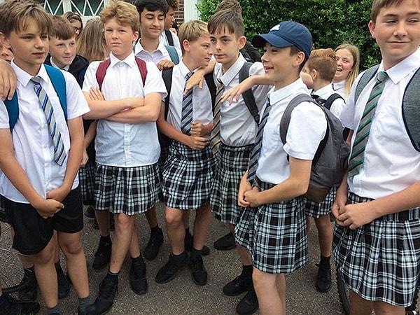 1. Havalar çok sıcak olmasına rağmen okul yönetimi tarafından şort giymelerine izin verilmeyen gençler oldukça yaratıcı bir çözüm bulmuşlar...