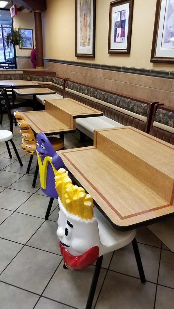 4. Столики с одной стороны ниже созданы для удобства посетителей с детьми