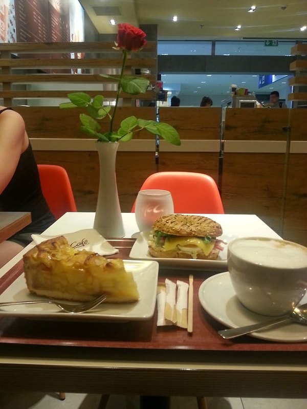 18. В польском Макдональдсе на столик ставят розу и свечи