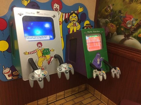 19. Макдональдс, оборудованный старыми игровыми автоматами