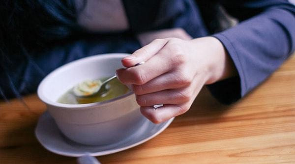 18. Sürekli kullanmadığın elinle yemek yemeye çalış.