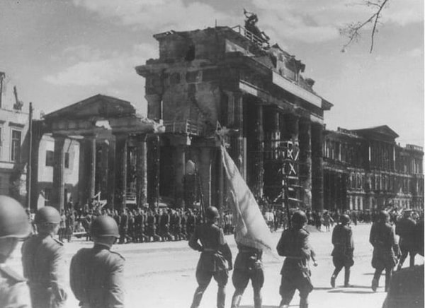 11. Советские войска проходят у Бранденбургских ворот во время парада 20 мая 1945 года