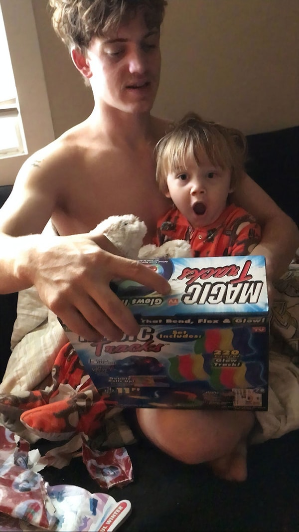 25. "Я хотел снять на видео, как мой сын реагирует на подарок от бабушки. Но ему было все равно, так что я просто сделал скриншот, пока он зевал, и отправил ей"