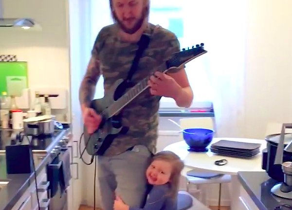 Ola Englund evli ve iki çocuk babası.