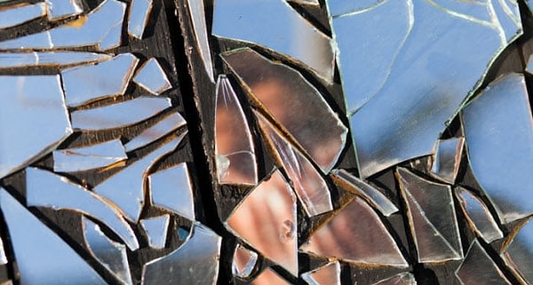 2. Вероятно, клиенты матери применяли к ней насилие