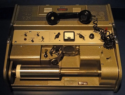 Первая факс-машина была изобретена в тот же год, что и Ганс Христиан Андерсен написал "Гадкого утенка" (1843)
