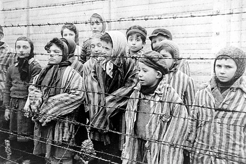 Первый Макдоналдс был основан всего через несколько дней после того, как в концентрационный лагерь Освенцим стали поступать первые узники (1940)