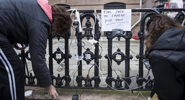 4. То чувство свободы, когда ты можешь подзарядить телефон где угодно 👏 (нет)