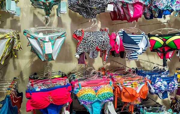 «Бретельки не должны быть такими тугими, иначе недалеко до сломанной шеи. Нам нужны такие трусы для бикини, которые не нужно будет постоянно подтягивать во время ходьбы».