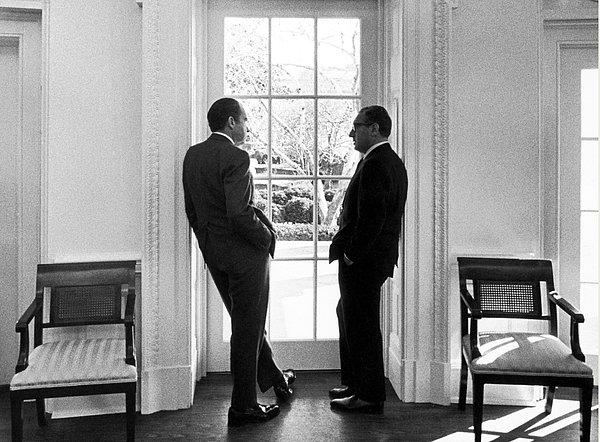Başkan Nixon ve devlet kademesindeki doldurulamaz yeriyle Ulusal Güvenlik Danışmanı Kissinger, yan yana.
