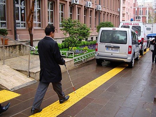 4. Снова тактильная плитка на дороге... и снова незрячий водитель.