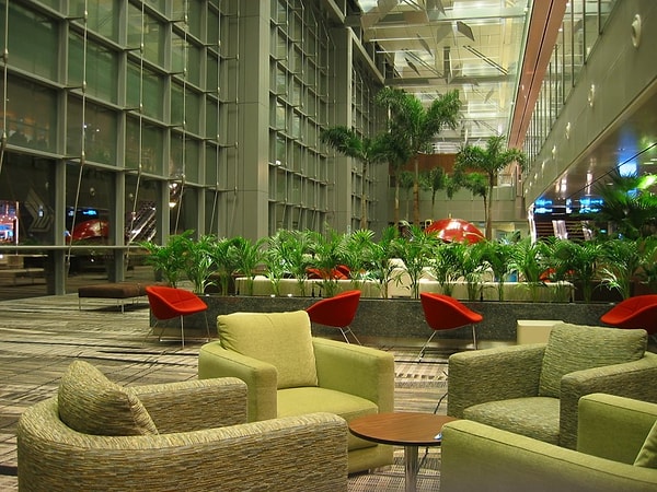 Это особенно интересно, если вспомнить, что в конкурсе ежегодно принимают участие 500 самых разных аэропортов мира.