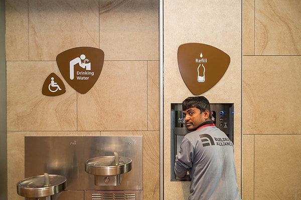 Посетить уборную, где есть опять-таки бесплатная горячая и холодная питьевая вода.