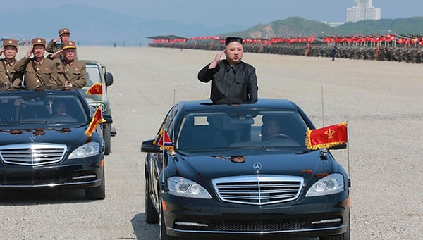 5. Известно также, что туалет находится и в «Мерседесе» северокорейского лидера, и вообще в любых машинах, в которых он передвигается, а также в личном поезде Ким Чен Ына.