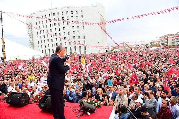 Bu süre zarfında 80'i aşkın miting gerçekleştiren İnce'nin bir mitingi, ilk defa dün CNN Türk, NTV ve Haber Türk tarafından hiç kesilmeden yayınlandı.
