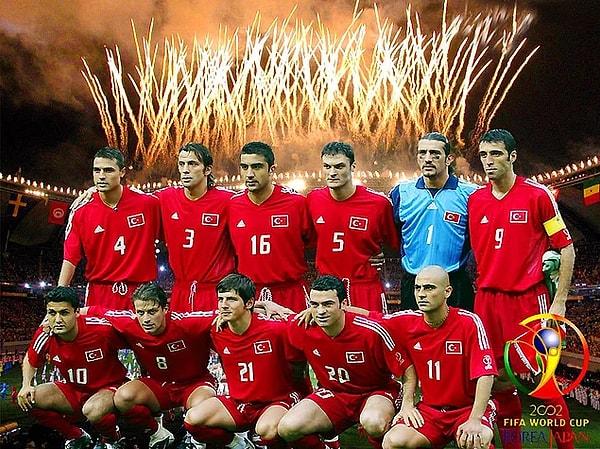 2002 yılını toplumsal hafızamıza mükemmel bir anı olarak kazıyan Türkiye A Milli Futbol Takımı, hiçbir zaman unutulmayacak.