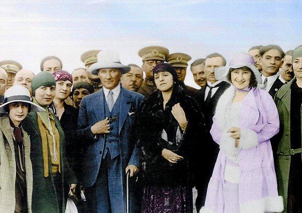 Cumhuriyet’in ilanıyla birlikte Türk toplumu Mustafa Kemal Atatürk’ün aydınlık yolunda şekillendi.