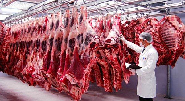 Türkiye kırmızı et üretimi 2017 yılında 1 milyon 126 bin ton ile bir önceki yıla göre yüzde 4 azaldı. Büyükbaş eti üretimi yüzde 7 azalarak 988 bin ton, küçükbaş eti üretimi yüzde 21 artarak 137 bin ton oldu.