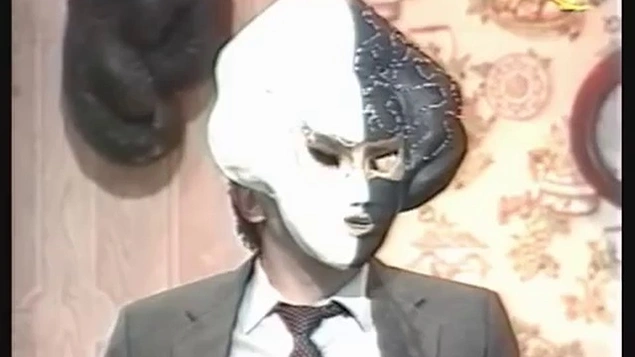 Программа маска когда будет. Передача моя семья с Валерием Комиссаровым. Передача человек в маске 1998. Шоу маска с Комиссаровым.