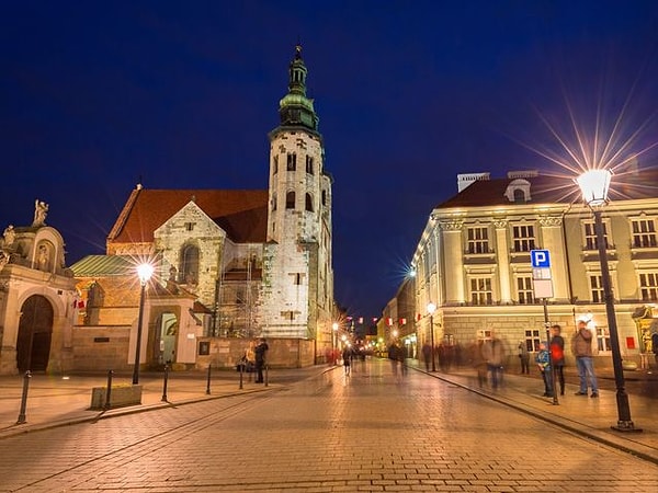 9. Площадь какого города перед вами?