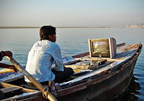 9. Когда у жены сериал, а у тебя матч, а телевизор только один - вот вам выход из положения