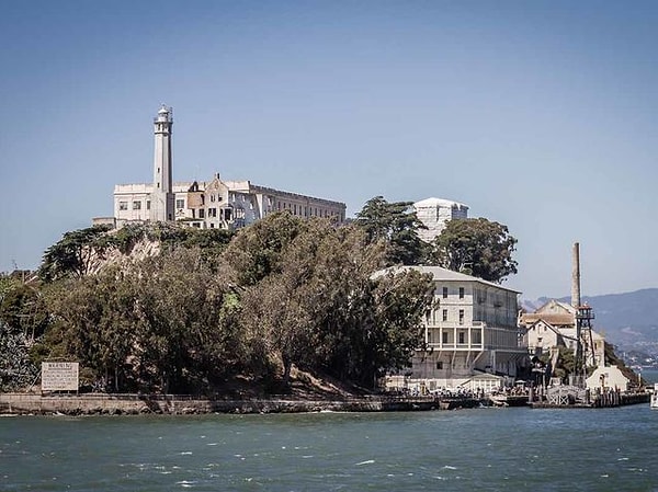 10. Алькатрас - это тюрьма на острове в заливе...