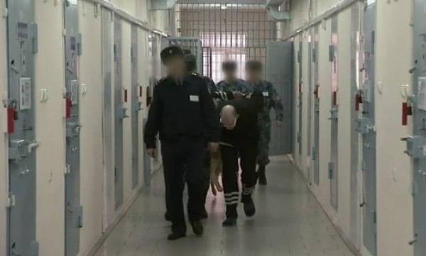 15. Чтобы тюремщики не почувствовали жалость к обитателям тюрьмы, на дверях камер пишут преступления, которые они совершили, чтобы напомнить персоналу, за что эти люди здесь.