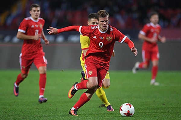 2. Смогли бы вы выйти на улицу в форме команды противника? За 100 долларов)