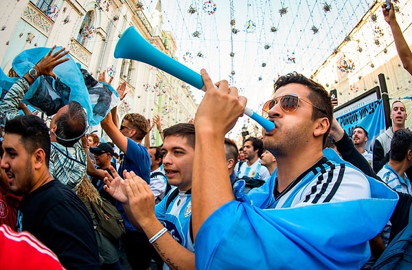 6. Латиноамериканскую вечеринку также пополнили болельщики из Аргентины, которые надеются, что Месси приведет свою команду к победе!