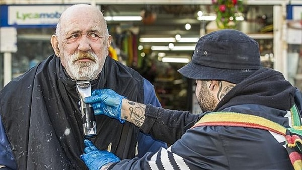 1. Этого парня зовут Насир Собани. Он работает парикмахером не только в салоне, но и на улицах Мельбурна. Там он абсолютно бесплатно стрижет бездомных, надеясь вернуть им веру в лучшую жизнь.