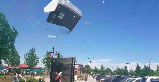 Прошедшая в Колорадо буря смогла сорвать в небо даже биотуалеты!