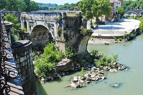 4. Какой город предлагает вам сфотографироваться с такой древностью?
